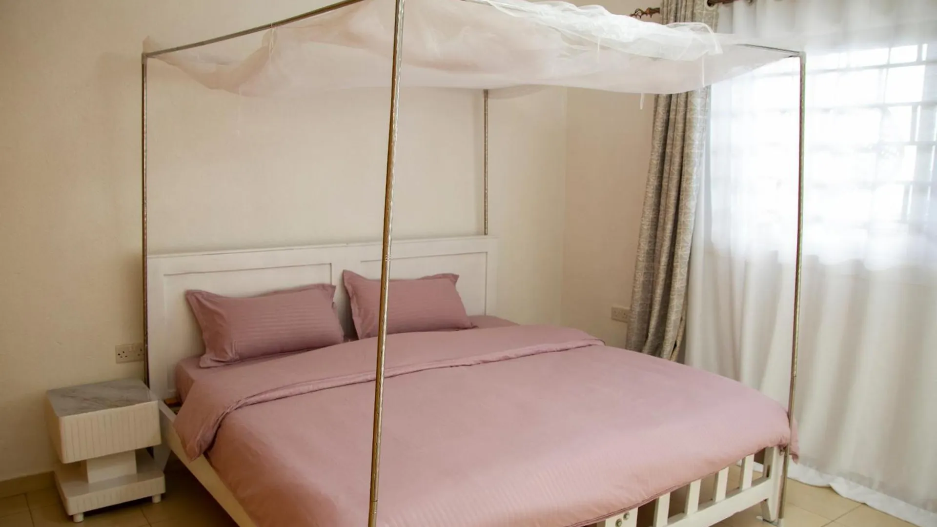 Stunning Lakeview Apt 8Mins From Speke Resort Kampala Uganda